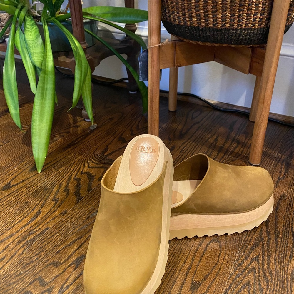 BRYR Chonk Clogs in Kelp Size 10/40